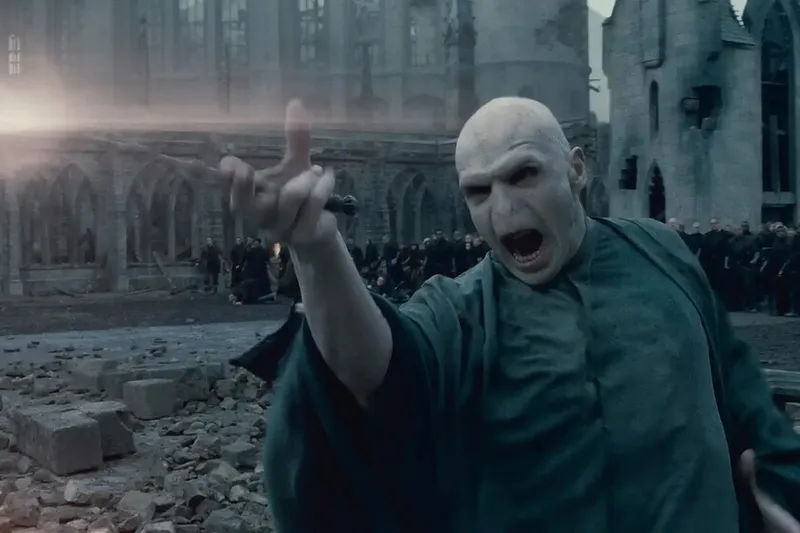 El actor de Voldemort en Harry Potter, Ralph Fiennes, hizo una petición que revolucionó el diseño de la varita en forma de hueso
