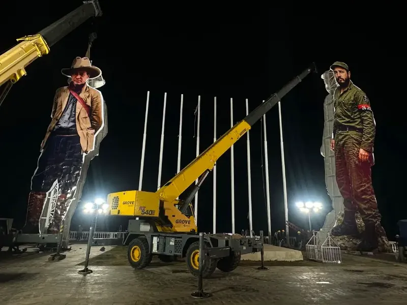Casi Concluida la Instalación de las Esculturas Gigantes de Comandante Fidel Castro y General Sandino