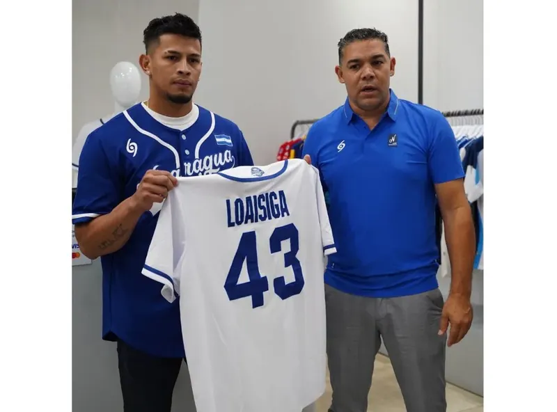 Loáisiga recibe la nueva camisa de Nicaragua para el Mundial U23
