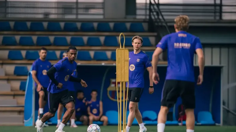 El Barça ya prepara el partido contra el Galatasaray y De Jong sigue avanzando