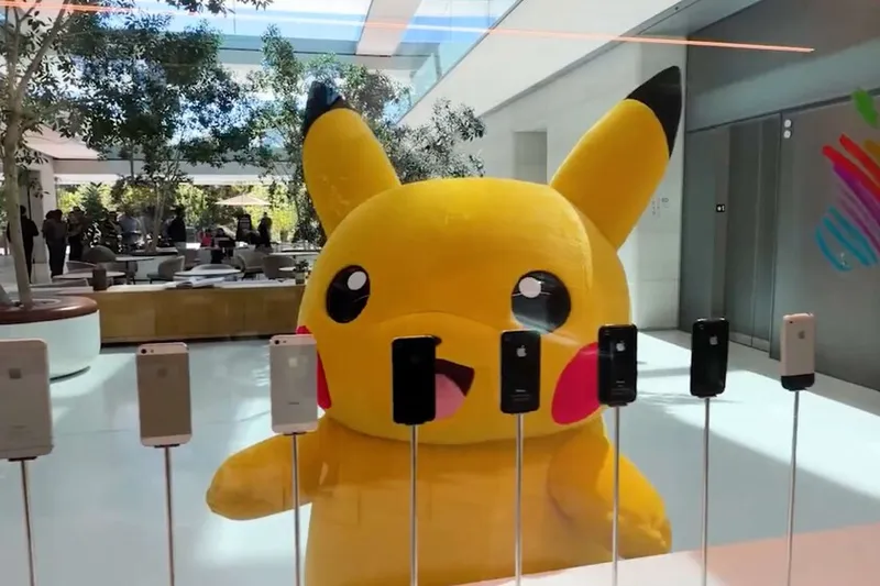 Pikachu visita el Apple Park: la reunión más surrealista para despedir a Tim Cook