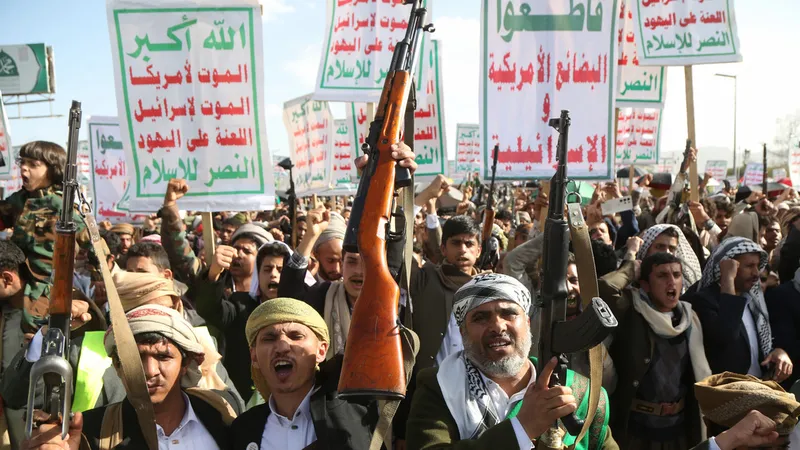 VIDEO: Hombres con fusiles pasan el control físico de seguridad de un evento en Yemen
