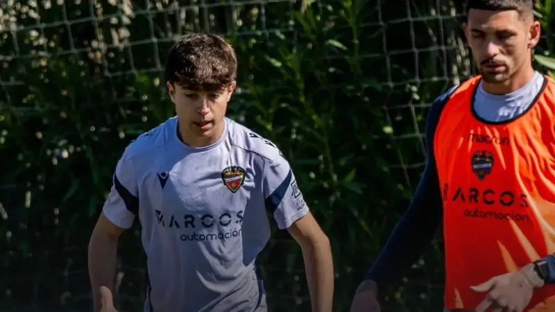 Solo tiene 15 años y ya es uno más del primer equipo del Levante