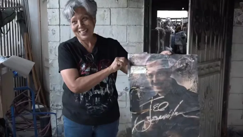 Póster de Teo González llevaba 12 años en la puerta de una fan; la casa se quemó pero el póster quedó intacto
