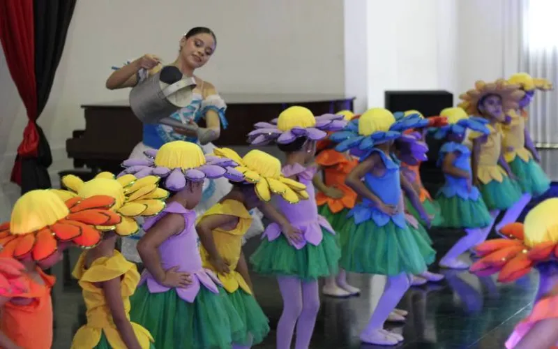 Niños de la Escuela Nacional de Ballet brillan con la Suite de Blancanieves