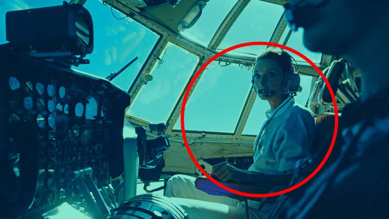 Le pide a su alumna continuar piloteando, se quita el cinturón, abre la puerta del avión y SE LANZA al vacío