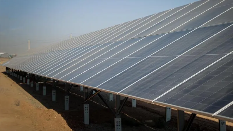 Presidente iraní inaugura la mayor central de energía solar de Irán