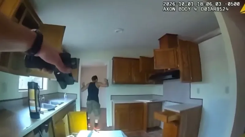 Hombre se lanza de una ventana cerrada para huir de la Policía