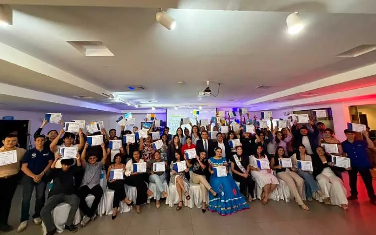 Jóvenes culminan capacitación en IA