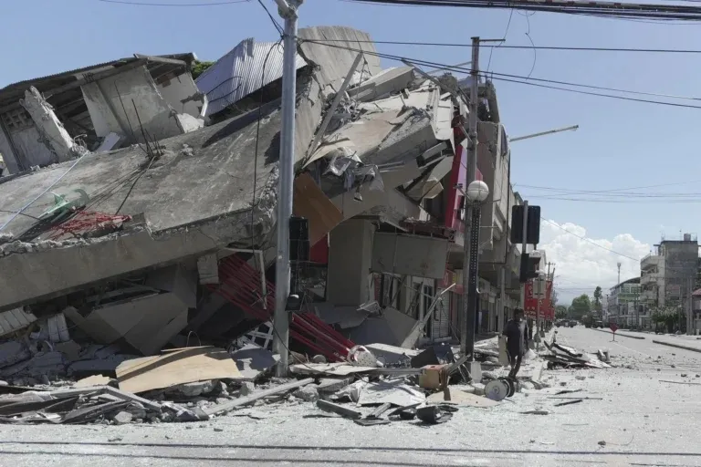 Aumentan los muertos a 47 tras sismo en Indonesia