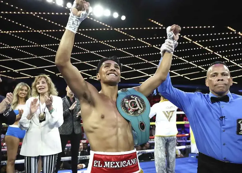 Emiliano Vargas vence por nocaut técnico a Bryce Mills en el cuarto asalto