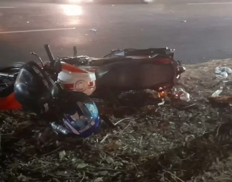 ¡Tras palos, cuernos! Se le zafa la cadena a su moto y luego es atropellado por vehículo