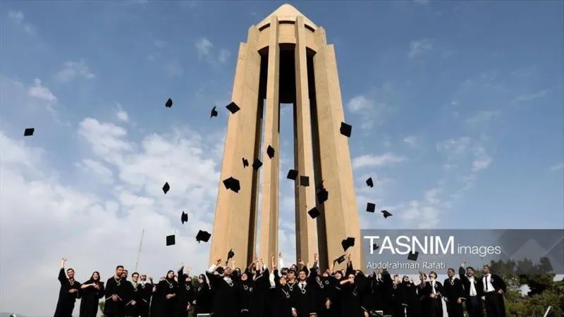 Estudiantes iraníes de Ciencias Médicas conmemoran el aniversario del natalicio de Avicena