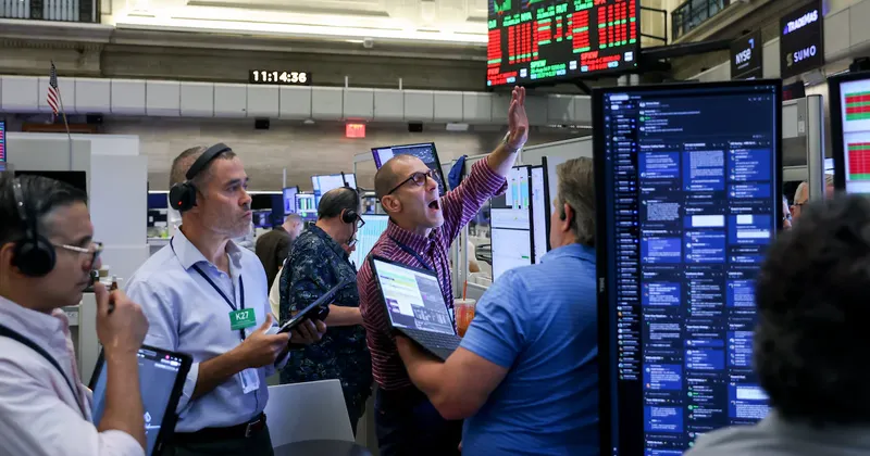 Wall Street opera mixto por la caída de los fabricantes de chips y a la expectativa por la Fed