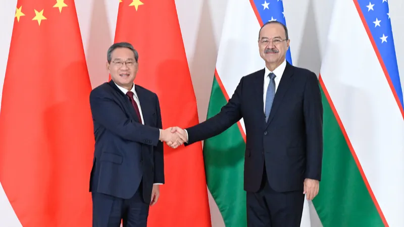 Li Qiang expresa disposición de China a fortalecer alineación de estrategias de desarrollo con Uzbekistán