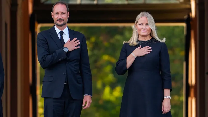 ¿Por qué la reina Mette-Marit no estuvo presente en la juramentación del rey Haakon ante el Parlamento?