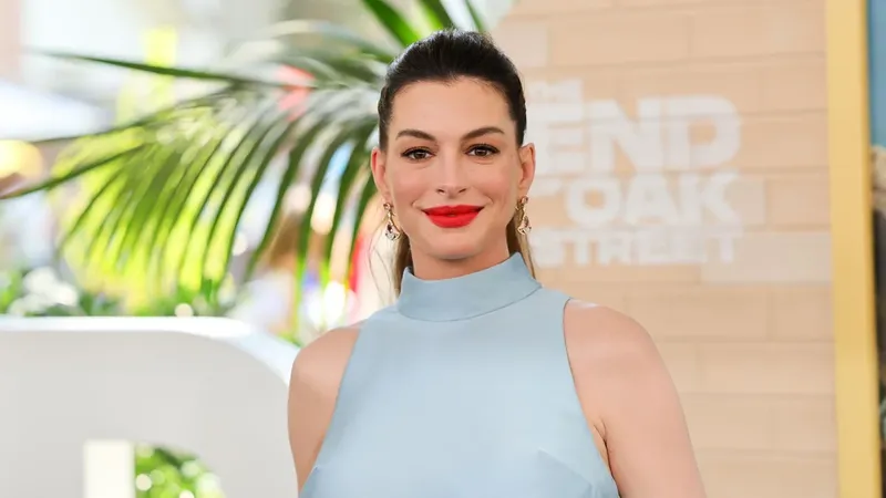 Anne Hathaway presume su embarazo con un 'look' sofisticado que se robó todas las miradas
