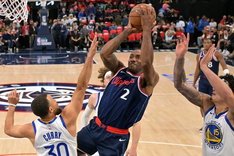 Los Raptors negocian el posible regreso de Kawhi Leonard