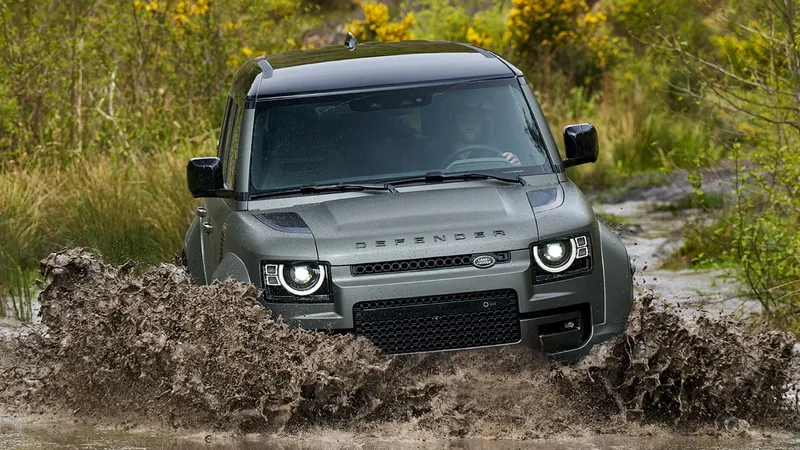 Tiene tanto éxito que Land Rover no se la juega: retrasa la llegada del Defender 100% eléctrico al menos 4 años