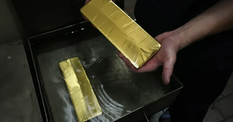 El oro rebota tras caer 5% en un mes: ¿por qué los inversionistas siguen comprando?