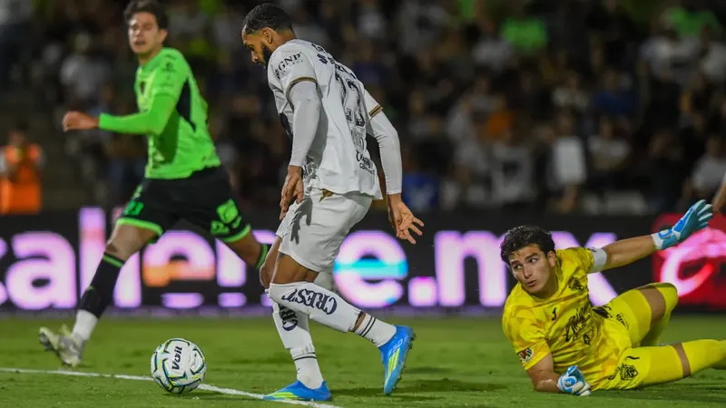 Pumas le llenó la canasta a FC Juárez con triplete de Juninho