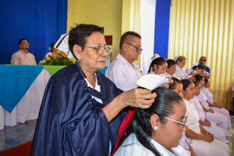 120 estudiantes de Enfermería reciben cofias y broches en Masaya
