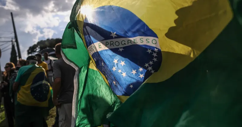 Elecciones en Brasil apuntan a una segunda vuelta reñida entre Lula y Flávio Bolsonaro: experto