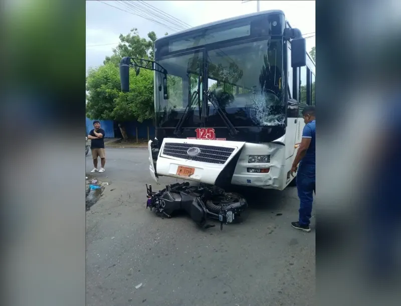 Pasajero de moto resulta con el pie destrozado en choque contra autobús de la Ruta 125