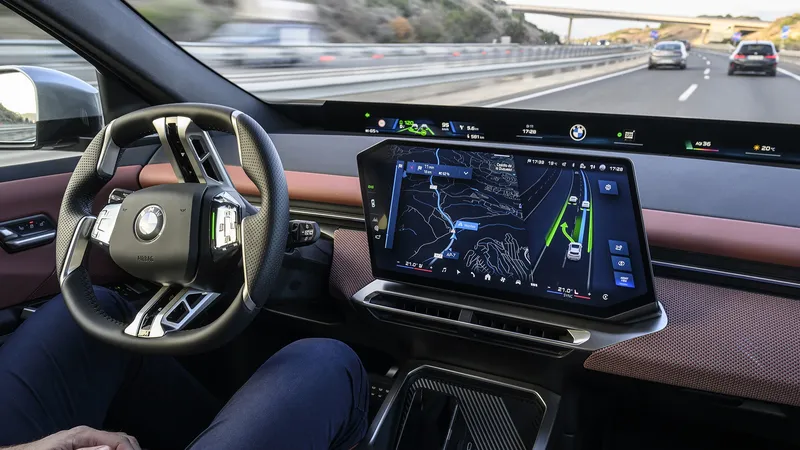 Los fabricantes de coches no se aclaran: esta marca alemana dice que los potenciales clientes prefieren “hablarle a una pantalla”