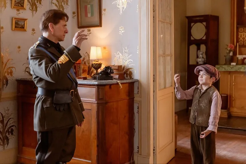 José Mota pretende hacer una crítica a la guerra, pero 'Arriba Tutto' se queda en un sketch de 100 minutos. Eso sí, con ternura y homenaje a la comedia