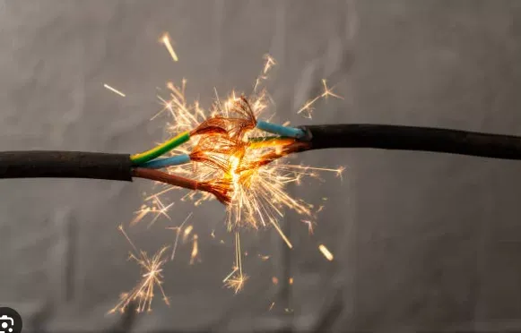 Potente descarga eléctrica le arrebata la vida a obrero en Motastepe, Managua
