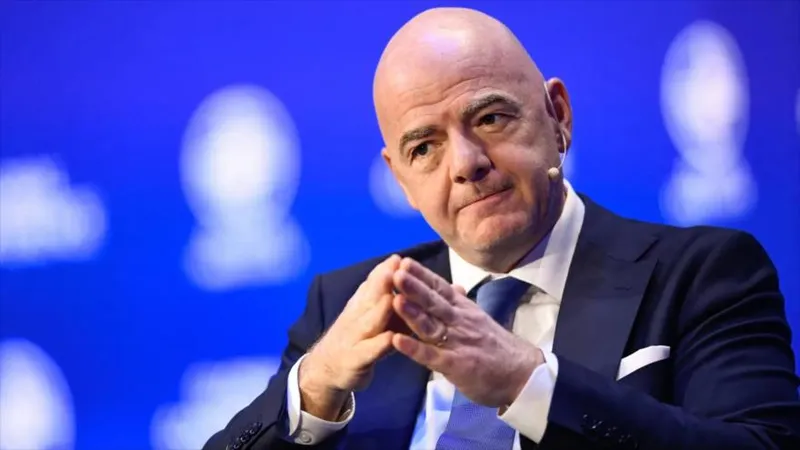 UEFA pierde confianza en Infantino tras polémica en Mundial: fútbol no se vende