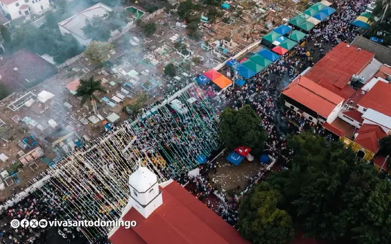 Imágenes aéreas: miles de devotos acompañan el recorrido de Santo Domingo de Guzmán