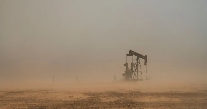 Petróleo cae a mínimos de tres meses, mientras Goldman y Morgan recortan precios objetivos