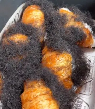 Panadería ofrece “Croissant de pelo púbico”