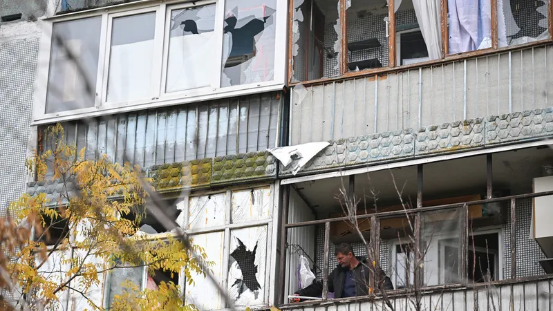 La ciudad de la mayor central nuclear de Europa, "al borde del desastre humanitario" por los bombardeos de Kiev