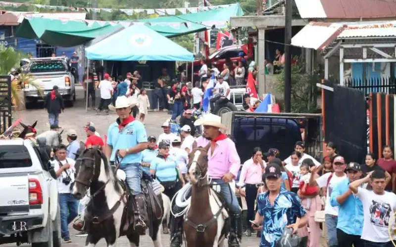 Tradición y alegría desbordan calles de Bonanza durante el desfile hípico en honor al 47/19