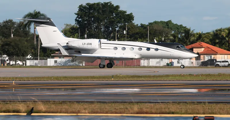 Jet privado usado por Bolsonaro para salir de Brasil pertenece a empresa ligada a escándalo de Milei