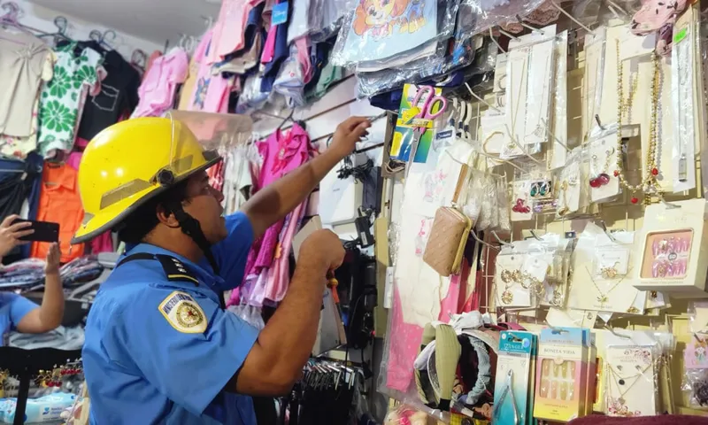 Bomberos refuerzan la prevención en mercado de Ciudad Sandino