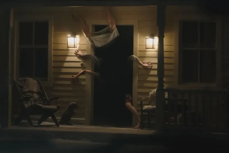 Una de las mejores escenas de la película de Resident Evil fue hecha enteramente por humanos: así grabó Zach Cregger esta maravilla horripilante