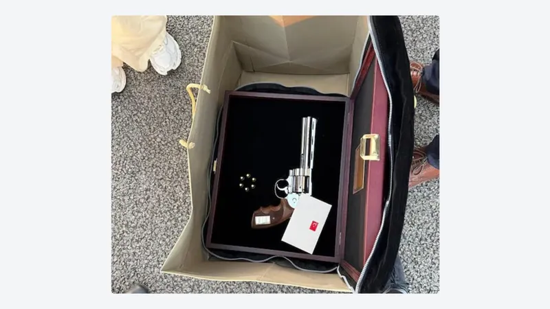 Líder de un país de la OTAN vuelve de la cumbre en Turquía y descubre una pistola en su equipaje