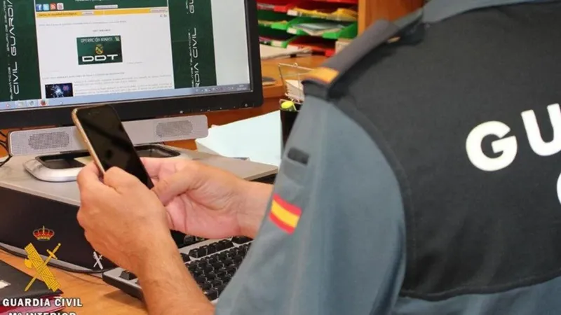 La Guardia Civil española ha comprado una herramienta para entrar en móviles Android y iPhone sin tocarlos. Lo inquietante es que podrías no enterarte