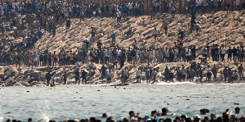 España revela la magnitud de la crisis: 80.000 migrantes llegaron a Ceuta