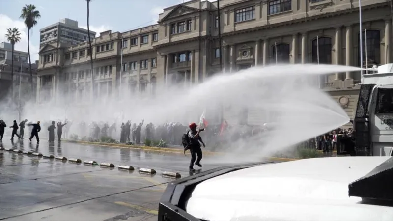 Policía reprime marcha estudiantil contra cumbre de Kast en Chile