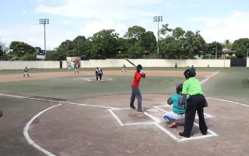 Mujeres de Managua celebran Día de las Madres con un partido de softbol