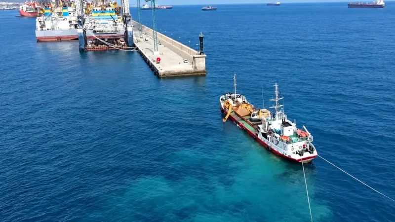 El puerto de Las Palmas prepara una obra millonaria bajo el mar: enormes estructuras de hormigón y toneladas de roca transformarán sus instalaciones