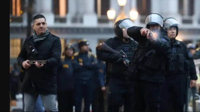 Policía argentina reprime con balas y gases protesta contra ley de Milei