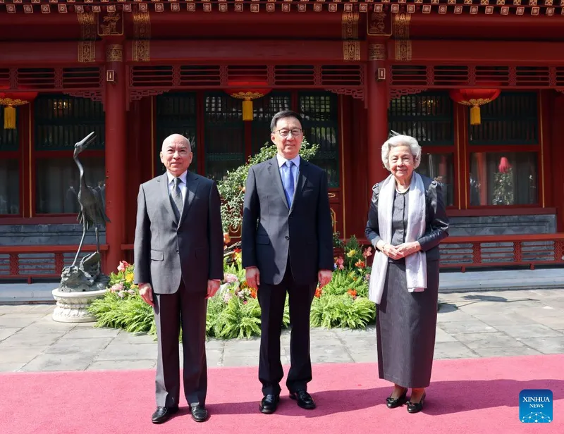 Vicepresidente chino se reúne con rey y reina madre de Camboya