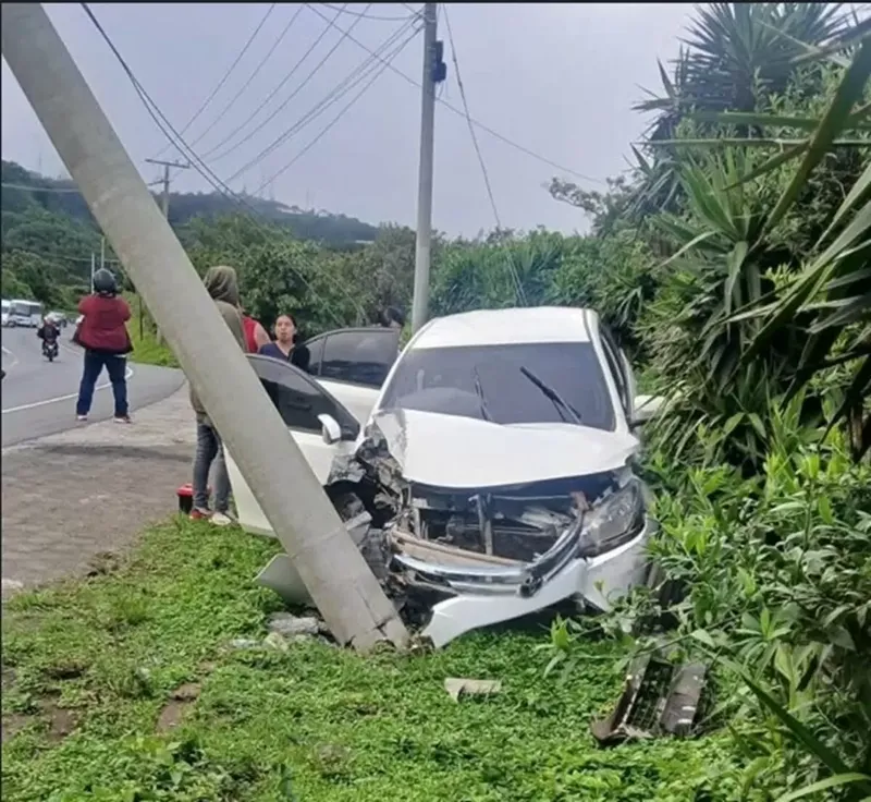 Dos adultos mayores lesionados al chocar auto contra poste en El Crucero