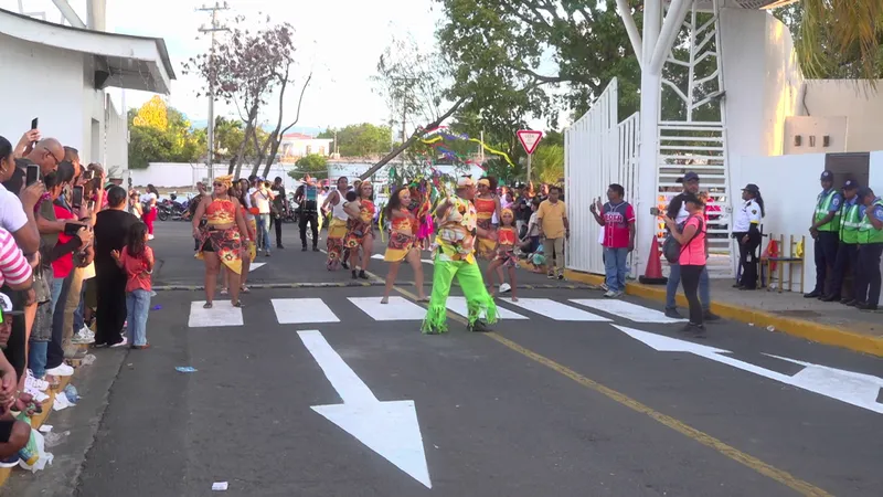 Familias disfrutan del colorido Carnaval Mayo Ya 2026 en el puerto Salvador Allende